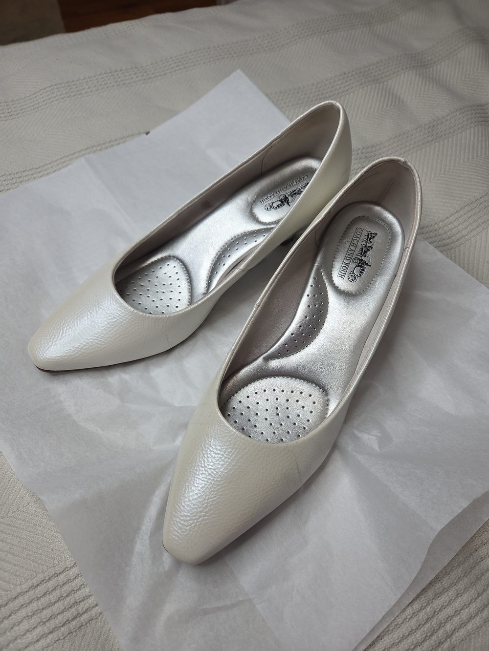 Coach Pearl White Patent Kitten Heel Pumps Women's 8.5 Pointed Toe EUC